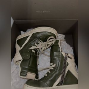 RICK OWENS KIDS •
Geobasket high-top sneakers (Olive Green) •